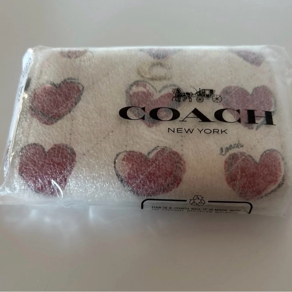 Coach Essential Small Zip Around Card Case With Quilting And Heart Print new